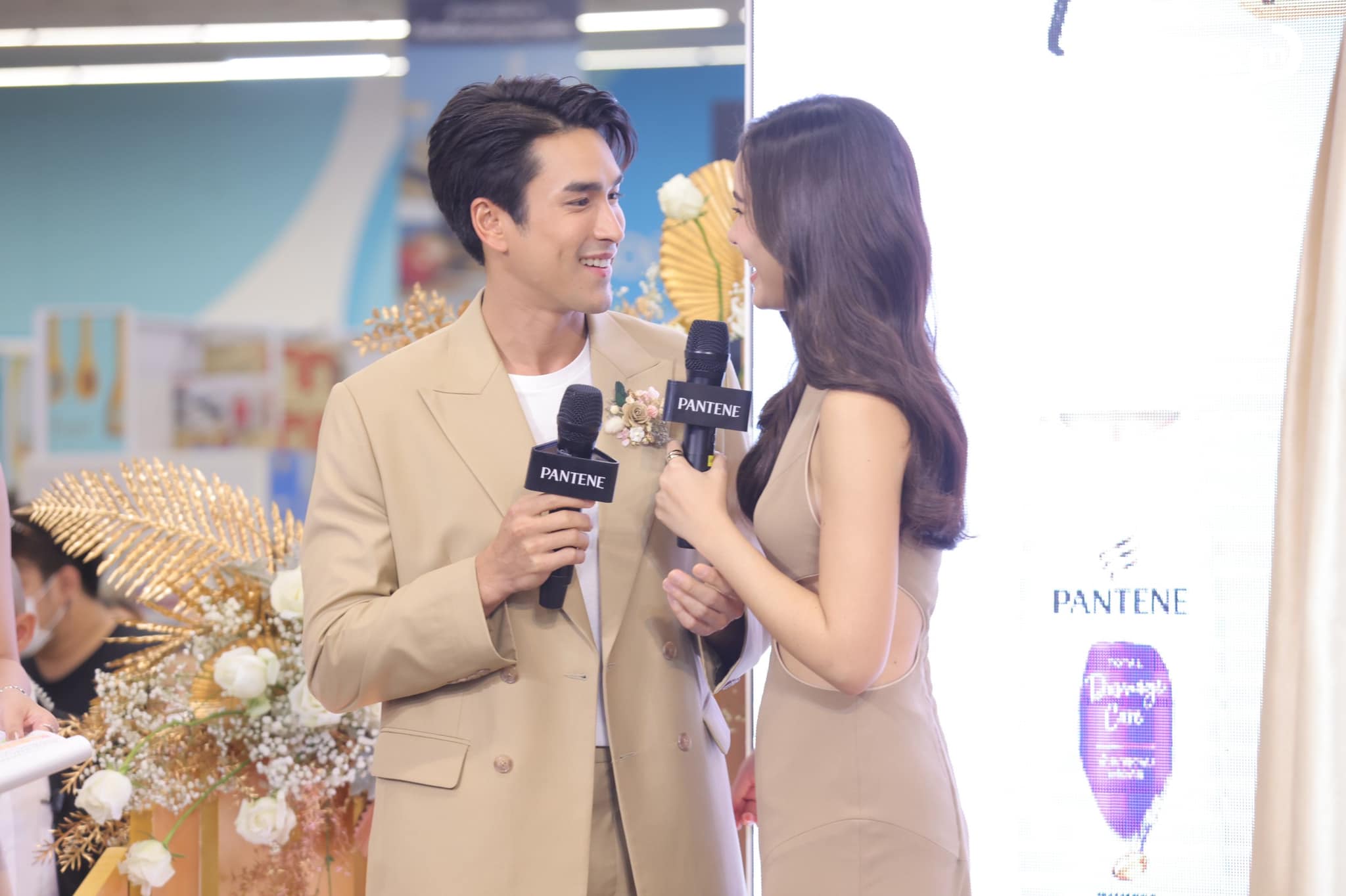 ณเดชน์-ญาญ่า โชว์สวีทกลางห้าง พร้อมแชร์เคล็ดลับผมสวยสไตล์คู่แท้